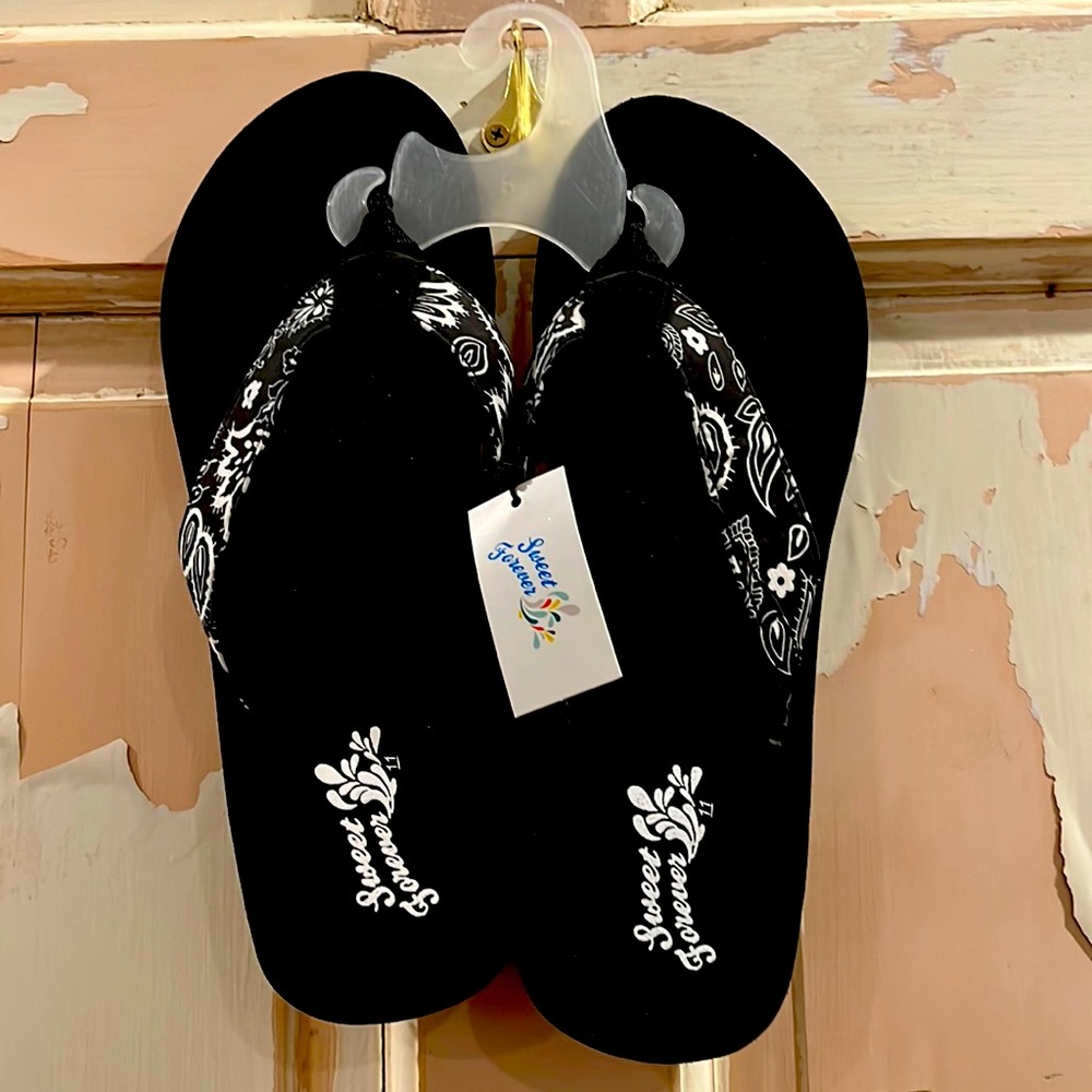 Multiple size flip flops.. black soft soles